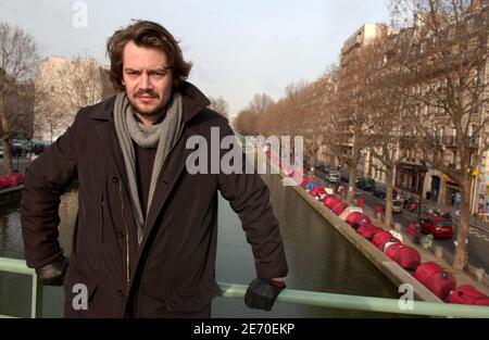 Jean-Baptiste Legrand, spokeman della ONG francese "Les Enfants de Don Quichotte", si pone a Canal Saint-Martin, a Parigi, in Francia, il 3 gennaio 2007. Legrand e i suoi fratelli hanno allestito tende lungo il canale lo scorso 17 dicembre 2006 per richiamare l'attenzione sulla necessità di soluzioni di alloggio a lungo termine per i senzatetto della città. Foto di Jules Motte/ABACAPRESS.COM Foto Stock