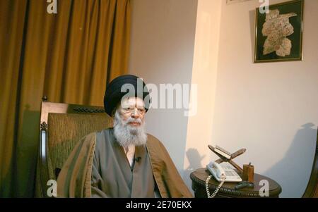 Sayyed Mohammed Hussein Fadlallah, un importante leader sciita, pone per il nostro fotografo durante un'intervista che ha dato ad una rivista straniera nella sua casa a Beirut, in Libano, il 19 dicembre 2006. Foto di Paul Assaker/ABACAPRESS.COM Foto Stock