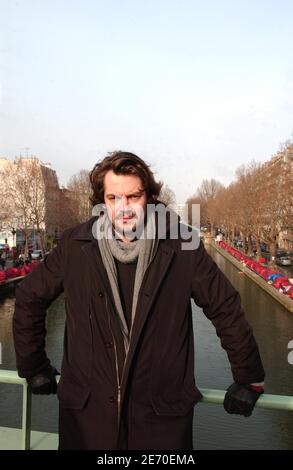 Jean-Baptiste Legrand, spokeman della ONG francese "Les Enfants de Don Quichotte", si pone a Canal Saint-Martin, a Parigi, in Francia, il 3 gennaio 2007. Legrand e i suoi fratelli hanno allestito tende lungo il canale lo scorso 17 dicembre 2006 per richiamare l'attenzione sulla necessità di soluzioni di alloggio a lungo termine per i senzatetto della città. Foto di Jules Motte/ABACAPRESS.COM Foto Stock