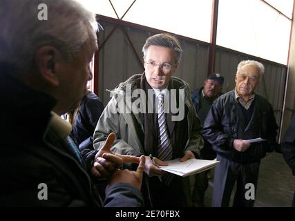 Nicolas Dupont-Aignan, candidato alle elezioni presidenziali francesi e deputato dell'UMP di Essonne, incontra militanti ad Agen e presenta il suo nuovo libro "Francais, reprenez le pouvoir" in una libreria di Bordeaux, Francia, il 4 gennaio 2007. Foto di Patrick Bernard/ABACAPRESS.COM Foto Stock