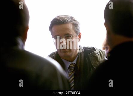 Nicolas Dupont-Aignan, candidato alle elezioni presidenziali francesi e deputato dell'UMP di Essonne, incontra militanti ad Agen e presenta il suo nuovo libro "Francais, reprenez le pouvoir" in una libreria di Bordeaux, Francia, il 4 gennaio 2007. Foto di Patrick Bernard/ABACAPRESS.COM Foto Stock