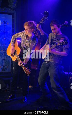 Patxi, cantante francese e concorrente di Star Academy 3, si esibisce dal vivo sul palco con la sua band all'Olympia Hall di Parigi, Francia, il 4 gennaio 2007. Foto di Christophe Guibbaud/ABACAPRESS.COM Foto Stock