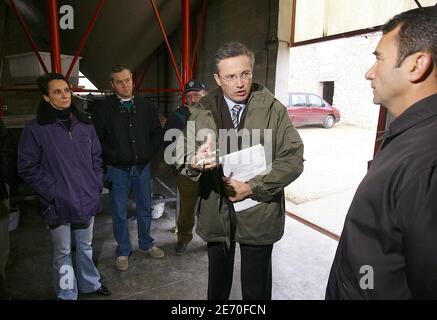 Nicolas Dupont-Aignan, candidato alle elezioni presidenziali francesi e deputato dell'UMP di Essonne, incontra militanti ad Agen e presenta il suo nuovo libro "Francais, reprenez le pouvoir" in una libreria di Bordeaux, Francia, il 4 gennaio 2007. Foto di Patrick Bernard/ABACAPRESS.COM Foto Stock