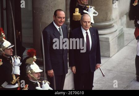 Jacques Chirac e Francois Mitterrand durante la consegna della presidenza al Palazzo Elysee, a Parigi, Francia, il 17 maggio 1995. Foto di Patrick Durand/ABACAPRESS.COM Foto Stock
