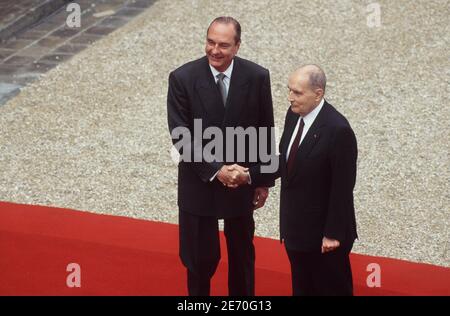 Jacques Chirac e Francois Mitterrand si trovano sul tappeto rosso del Palazzo Elysee per la consegna della Presidenza, a Parigi, in Francia, il 17 maggio 1995. Foto di Patrick Durand/ABACAPRESS.COM Foto Stock