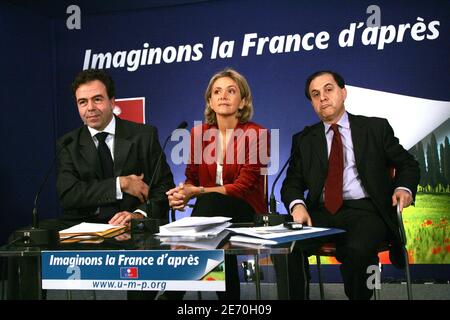 Luc Chatel, Valerie Pecresse e Roger Karoutchi partecipano alla conferenza stampa dell'UMP, tenutasi a Parigi l'8 gennaio 2007. Foto di Mehdi Taamallah/ABACAPRESS.COM Foto Stock