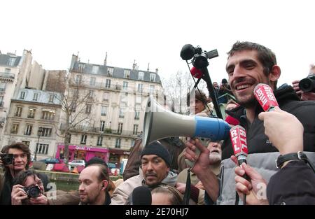 Augustin Legrand, fondatore dell'ONG francese Les Enfants de Don Quichotte, durante una conferenza stampa tenutasi a Parigi, in Francia, il 7 gennaio 2007. Foto di Motte-Taamallah/ABACAPRESS.COM Foto Stock
