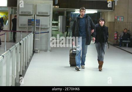 ESCLUSIVO. Augustin Legrand, fondatore della ONG francese "Les Enfants de Don Quichotte" (figli di Don Quichotte), con la moglie Olga all'aeroporto Roissy Charles De Gaulle di Parigi, Francia, il 7 gennaio 2007. Foto di Jules Motte/ABACAPRESS.COM Foto Stock