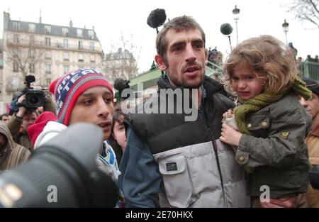 Augustin Legrand, fondatore dell'ONG francese Les Enfants de Don Quichotte, con sua figlia dopo una conferenza stampa a Parigi, in Francia, il 7 gennaio 2007. Foto di Motte-Taamallah/ABACAPRESS.COM Foto Stock