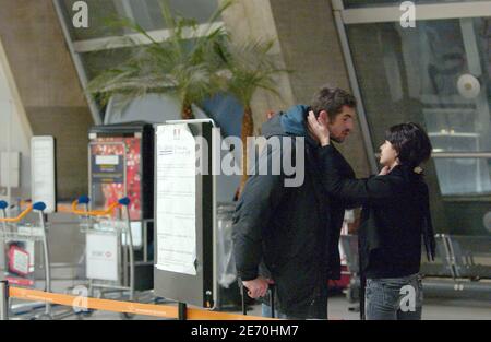 ESCLUSIVO. Augustin Legrand, fondatore della ONG francese "Les Enfants de Don Quichotte" (figli di Don Quichotte), con la moglie Olga all'aeroporto Roissy Charles De Gaulle di Parigi, Francia, il 7 gennaio 2007. Foto di Jules Motte/ABACAPRESS.COM Foto Stock