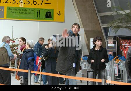 ESCLUSIVO. Augustin Legrand, fondatore della ONG francese "Les Enfants de Don Quichotte" (figli di Don Quichotte), con la moglie Olga all'aeroporto Roissy Charles De Gaulle di Parigi, Francia, il 7 gennaio 2007. Foto di Jules Motte/ABACAPRESS.COM Foto Stock