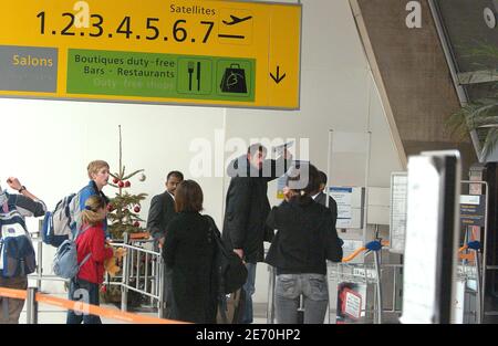 ESCLUSIVO. Augustin Legrand, fondatore della ONG francese "Les Enfants de Don Quichotte" (Bambini di Don Quichotte), all'aeroporto Roissy Charles De Gaulle di Parigi, Francia, il 7 gennaio 2007. Foto di Jules Motte/ABACAPRESS.COM Foto Stock