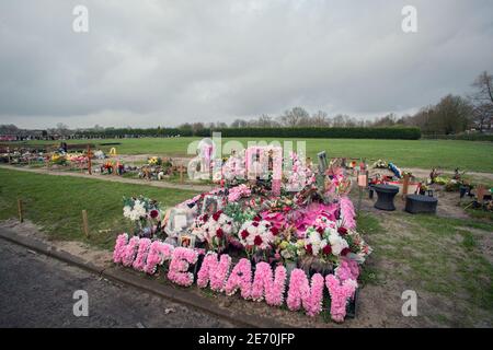 Tomba con graveside rosa memoriale "moglie nanny" al Southern Cemetery a South Manchester, Regno Unito Foto Stock