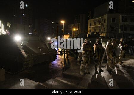 Tripoli, Libano. 29 gennaio 2021. I membri dell'esercito libanese si trovano in una strada a Tripoli, nel nord del Libano, il 29 gennaio 2021. L'esercito libanese ha annunciato venerdì di aver arrestato cinque persone coinvolte nel bruciare la costruzione del comune una notte prima a Tripoli durante violenti scontri di protesta tra cittadini e forze di sicurezza, ha riferito l'Agenzia nazionale delle notizie. Credit: Khaled/Xinhua/Alamy Live News Foto Stock