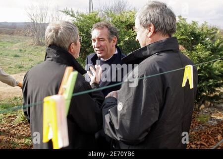 Candidato dell'UDF alle elezioni presidenziali francesi Francois Bayrou incontra i viticoltori a Murviel les Beziers, Francia meridionale, il 16 gennaio 2007. Foto di Pascal Parrot/ABACAPRESS.COM Foto Stock