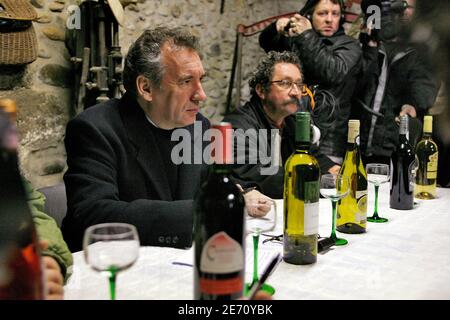 Candidato dell'UDF alle elezioni presidenziali francesi Francois Bayrou incontra i viticoltori a Murviel les Beziers, Francia meridionale, il 16 gennaio 2007. Foto di Pascal Parrot/ABACAPRESS.COM Foto Stock