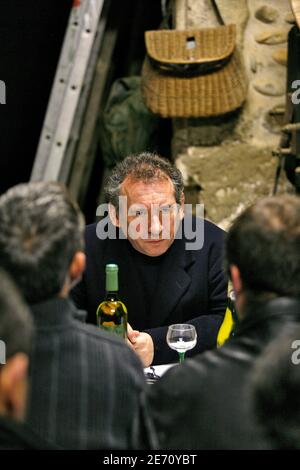 Candidato dell'UDF alle elezioni presidenziali francesi Francois Bayrou incontra i viticoltori a Murviel les Beziers, Francia meridionale, il 16 gennaio 2007. Foto di Pascal Parrot/ABACAPRESS.COM Foto Stock