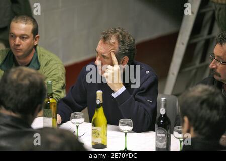 Candidato dell'UDF alle elezioni presidenziali francesi Francois Bayrou incontra i viticoltori a Murviel les Beziers, Francia meridionale, il 16 gennaio 2007. Foto di Pascal Parrot/ABACAPRESS.COM Foto Stock