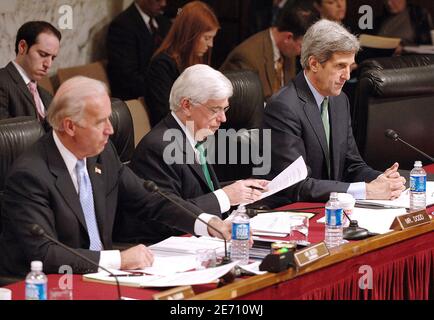 Il senatore John Kerry, che dovrebbe correre per il presidente degli Stati Uniti, e i senatori Joe Biden e Chris Dodd che corrono per il presidente in 2008 presenziano ad un'audizione del comitato straniero del Senato sull'Iraq , 17 gennaio 2007 a Washington DC, USA. Foto di Olivier Douliery/ABACAPESS.COM Foto Stock