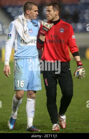 Il portiere della PSG Mickael Landreau e il portiere di Tolosa Nicolas Douchez durante la partita la prima partita di calcio francese Parigi-Saint-Germain contro il FC Toulouse al Parc des Princes Stadium di Parigi, Francia, il 17 gennaio 2007. La partita si è conclusa con un sorteggio di 0-0. Foto di Mehdi Taamallah/Cameleon/ABACAPRESS.COM Foto Stock