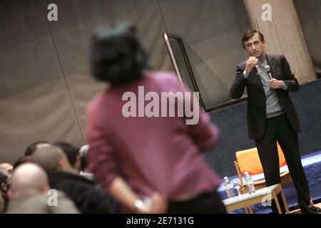 Il ministro francese degli Affari esteri Philippe Douste-Blazy partecipa a un dibattito politico straniero in Francia organizzato dall'associazione "Banlieues-Ogres" a Villeneuve-la-Garenne, vicino a Parigi, Francia, il 18 gennaio 2007. Foto di Thibault Camus/ABACAPRESS.COM Foto Stock