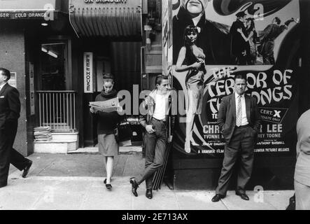 GERALDINE CHAPLIN cantò su London Street vicino all'angolo di Empire Cinema a Leicester Square Londra con CHRISTOPHER LEE nel TERRORE DEI TENGHI 1961 regista ANTHONY BUSHELL sceneggiatura Jimmy Sangster Hammer Films / Merlin Film Productions / Columbia Pictures Società Foto Stock