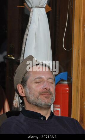 Il regista e attore francese Antoine de Caunes si pone durante la fotocellula al 10° Festival Internazionale della Commedia a l'Alpe d'Huez, Francia, il 19 gennaio 2007. Foto di Guibbaud-Guignebourg/ABACAPRESS.COM Foto Stock