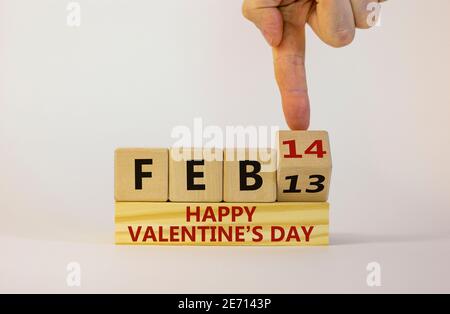 Febbraio 14 simbolo del giorno delle valentine. La mano trasforma un cubo di legno. Parole 'Feb 14 Happy valentines giorno'. Splendido sfondo bianco, spazio per la copia. Febbraio 14 Foto Stock