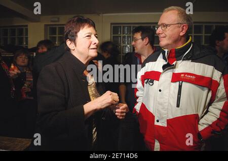 Il leader di Lutte Ouvriere e il candidato alle elezioni presidenziali del 2007, Arlette Laguiller, durante un incontro a Chartres, Francia, il 19 gennaio 2007. Foto di Nicolas Gouhier/ABACAPRESS.COM Foto Stock