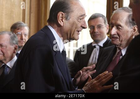 Il presidente francese Jacques Chirac inaugura un affresco murale dell'artista Bernard Venet per celebrare il 200° anniversario della Corte di giustizia (la cour des comptes) in presenza dell'ammiraglio Philippe de Gaulle a Parigi, in Francia, il 22 gennaio 2007. Foto di Bernard Bisson/ABACAPRESS.COM Foto Stock