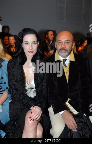 Dita von Teese e Christian Louboutin partecipano alla presentazione della collezione Haute-Couture Primavera-Estate 2007 della stilista libanese Elie Saab, tenuta il 22 gennaio 2007 presso il 'Mustee de l'Homme' di Parigi. Foto di Ammar Abd Rabbo/ABACAPRESS.COM Foto Stock