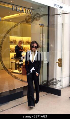 Katie Holmes e Victoria Beckham shopping in Avenue Montaigne in Parigi Foto Stock