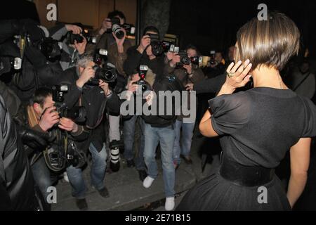 Victoria Beckham si pone all'arrivo per la nuova festa di apertura del negozio Armani su Avenue Montaigne a Parigi, Francia, il 23 gennaio 2007. Foto di Khayat-Nebinger-Orban-Taamallah/ABACAPRESS.COM Foto Stock