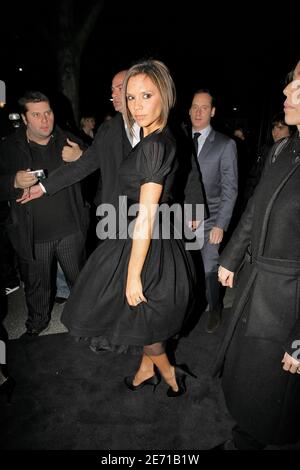 Victoria Beckham mette in posa per le immagini all'arrivo per la nuova festa di apertura del negozio Armani su Avenue Montaigne a Parigi, Francia il 23 gennaio 2007. Foto di Khayat-Nebinger-Orban-Taamallah/ABACAPRESS.COM Foto Stock