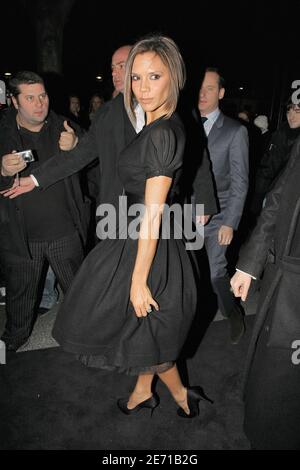 Victoria Beckham si pone all'arrivo per la nuova festa di apertura del negozio Armani su Avenue Montaigne a Parigi, Francia, il 23 gennaio 2007. Foto di Khayat-Nebinger-Orban-Taamallah/ABACAPRESS.COM Foto Stock