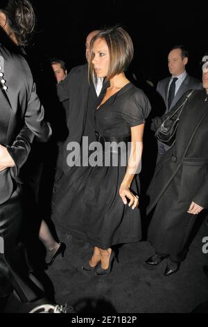 Victoria Beckham mette in posa per le immagini all'arrivo per la nuova festa di apertura del negozio Armani su Avenue Montaigne a Parigi, Francia il 23 gennaio 2007. Foto di Khayat-Nebinger-Orban-Taamallah/ABACAPRESS.COM Foto Stock