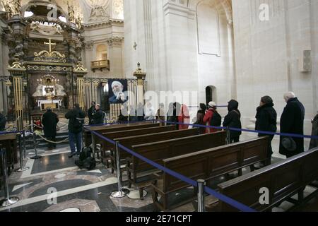 La bara del prete cattolico francese Abbe Pierre è presentata all'interno della cappella dell'ospedale Val de Grace a Parigi, in Francia, il 24 gennaio 2007, dove il pubblico gli rende omaggio. Foto di Camus-Motte/ABACAPRESS.COM Foto Stock