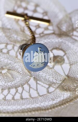Antico Wedgwood cravatta pin su uno sfondo di pizzo, Still Life, USA Foto Stock
