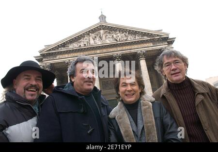 ESCLUSIVA - (l a r) Eric, Framboisier, Bernard Minet e Rene, membri della band francese 'Les MUSTERs', si pongono di fronte a 'le Pantheon' a Parigi, il 25 gennaio 2007. Un singolo della band, intitolato 'Nicolas et Segolene', è stato rilasciato dal 19 gennaio 2007. Parla con umorismo dei due principali candidati alle elezioni presidenziali francesi dell'aprile 2007, Nicolas Sarkozy e Segolene Royal. 'Les Muls' si è esibito negli anni '90 nel programma televisivo 'le Club Dorotee'. Questo spettacolo e la band terminarono nel 1997. Foto di Jules Motte/ABACAPRESS.COM Foto Stock
