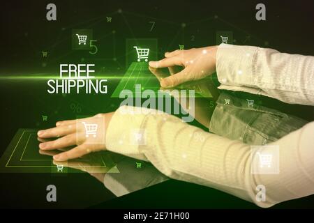 Shopping online con spedizione gratuita Iscrizione concetto, con carrello icone Foto Stock