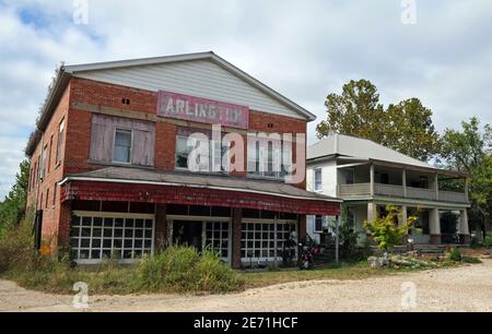 Edifici storici che includono un ex hotel ad Arlington, Missouri, una città fantasma sulla vecchia Route 66. La tranquilla comunità era una volta una ferrovia e una località turistica. Foto Stock