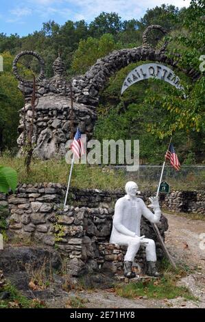 Una scultura del tardo Larry Baggett all'ingresso del suo Trail of Tears Memorial a Jerome, un monumento di arte popolare al Cherokee Trail of Tears. Foto Stock