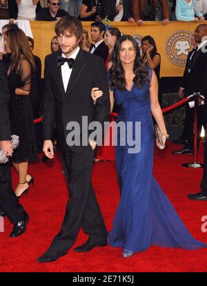 Ashton Kutcher e Demi Moore partecipano al tredicesimo premio annuale degli attori della gilda tenuto presso il Shrine Auditorium di Los Angeles il 28 gennaio 2007. Foto di Lionel Hahn/ABACAPRESS.COM Foto Stock