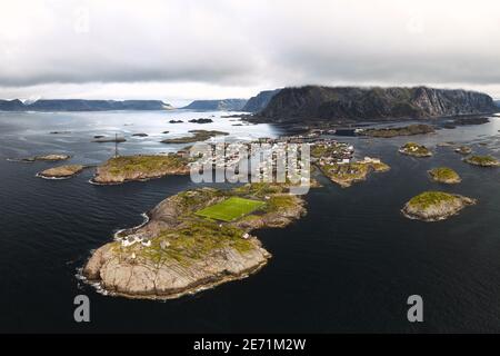 Stadio di calcio sulle rocce di Lofoten, Norvegia, preso dal drone. Foto Stock