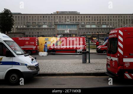 Lisbona, Portogallo. 29 gennaio 2021. Ambulanze che trasportano pazienti attendono il nuovo centro di triage per Covid-19 all'Ospedale Santa Maria, che ha aperto oggi per aiutare nell'accoglienza dei pazienti a Lisbona, in Portogallo, il 29 gennaio 2021. Il Portogallo sta riportando nuovi record giornalieri di decessi e ricoveri in COVID-19, mentre una recente impennata pandemica continua a non essere abita. Credit: Pedro Feuza/ZUMA Wire/Alamy Live News Foto Stock