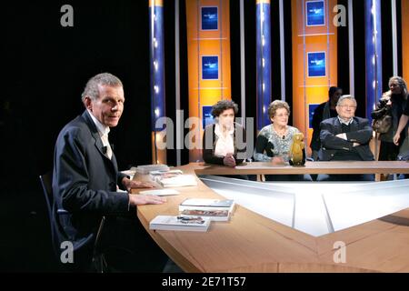 Il presentatore francese Patrick Poivre d'Arvor durante la registrazione del canale televisivo TF1 'Vol de nuit' a Parigi, Francia, il 1 febbraio 2007. Foto di Mehdi Taamallah/ABACAPRESS.COM Foto Stock