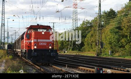 Una locomotiva a motore diesel G1206 DE 82 gestita dalla Rhein Cargo GmbH, con vagoni merci a Colonia-Gremberg, Germania, Europa. Foto Stock