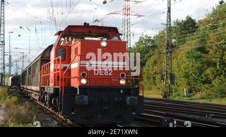 Una locomotiva a motore diesel G1206 DE 82 gestita dalla Rhein Cargo GmbH, con vagoni merci a Colonia-Gremberg, Germania, Europa. Foto Stock