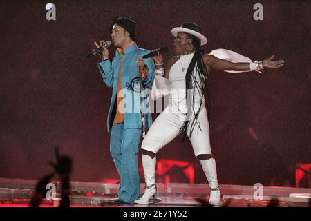 Prince si esibisce dal vivo durante il Half-Time Show di Super Bowl XLI suonato al Dolphins Stadium di Miami, FL, USA il 4 febbraio 2007. Foto di Lionel Hahn/ABACAPRESS.COM Foto Stock