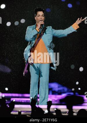 Prince si esibisce dal vivo durante il Half-Time Show di Super Bowl XLI suonato al Dolphins Stadium di Miami, FL, USA il 4 febbraio 2007. Foto di Lionel Hahn/ABACAPRESS.COM Foto Stock